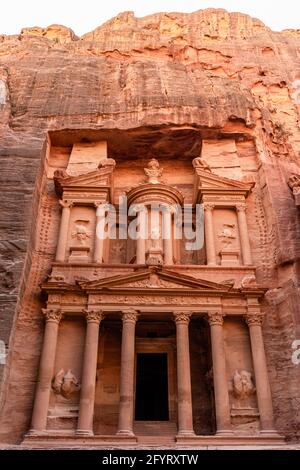 Tesoro, Al-Khazneh tocado por los patrones de la erosión, una de las siete maravillas del mundo antiguo fue tallada en piedra de rosa roja, Petra, Jordania