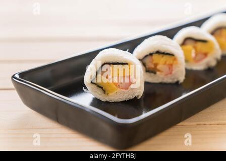 rollito de sushi tipo sándwich: comida de fusión Foto de stock
