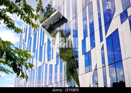 Detalle de un moderno edificio Kö-Bogen, diseñado por el arquitecto de Nueva York Daniel Libeskind, con „recortes“ en la fachada para plantas verdes y pastos. Foto de stock