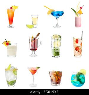 Diferentes cócteles alcohólicos sobre fondo blanco Foto de stock