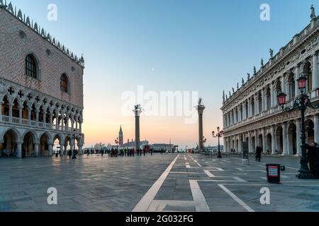 Vista matutina de la Plaza de San Marcos o de la Plaza que muestra el Palacio de los Doges y la Biblioteca en Venecia, Italia.