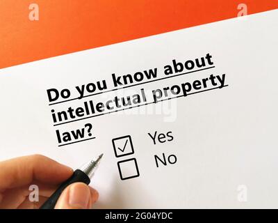 Una persona está respondiendo a la pregunta sobre el derecho de propiedad intelectual. Él lo sabe. Foto de stock