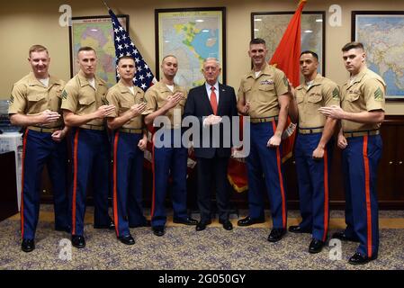 Reportaje: El Secretario de Defensa de los Estados Unidos, James N. Mattis, se reúne con Marines de los Estados Unidos y presenta una foto de â€œknifehandâ€ en el Consulado de los Estados Unidos en Ciudad Ho Chi Minh, Vietnam, 16 de octubre de 2018.