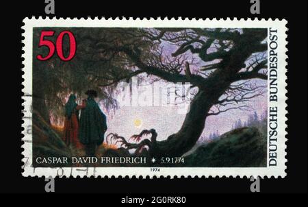 Un sello impreso en Alemania muestra el detalle de la pintura 'Dos hombres contemplando la luna' en EL Museo MET, Nueva York EE.UU., Centenario de nacimiento de Caspar David F. Foto de stock