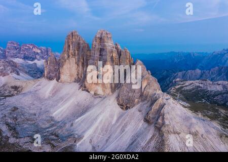 Parque Natural Nacional Tre Cime en los Alpes Dolomitas. Hermosa naturaleza de Italia. Vista aérea a la luz del atardecer