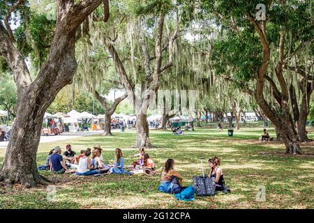 Miami Florida, Legion Park Farmers Market day, familia familias padres niños, amigos círculo picnic árboles de roble vivo musgo español, visitantes Foto de stock