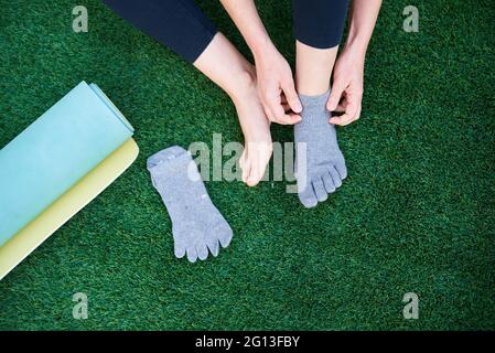 Mujer poniéndose calcetines blancos en casa, primer plano Fotografía de  stock - Alamy