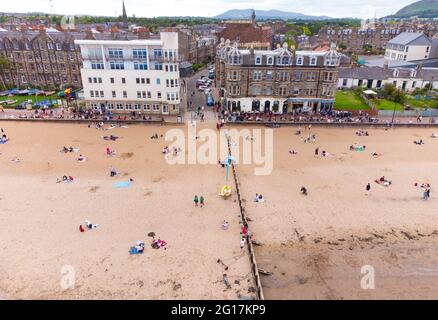 Portobello, Escocia, Reino Unido. 5 de junio de 2021. Muchos lugareños se adentraban en la popular playa Portobello fuera de Edimburgo, ya que las temperaturas alcanzaban las 20C del sábado por la tarde. Iain Masterton/Alamy Live News