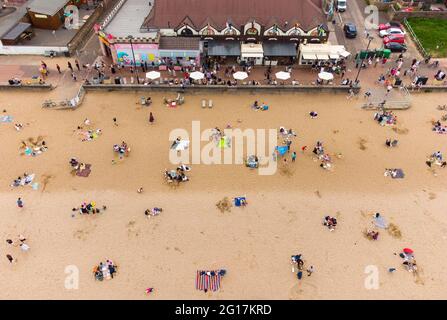 Portobello, Escocia, Reino Unido. 5 de junio de 2021. Muchos lugareños se adentraban en la popular playa Portobello fuera de Edimburgo, ya que las temperaturas alcanzaban las 20C del sábado por la tarde. Iain Masterton/Alamy Live News