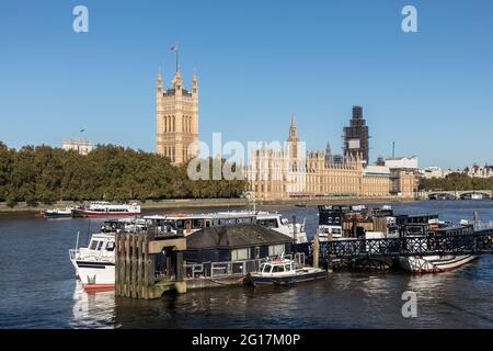 Los barcos en el río Támesis, en frente de las Casas del Parlamento, Londres, Inglaterra, Reino Unido.