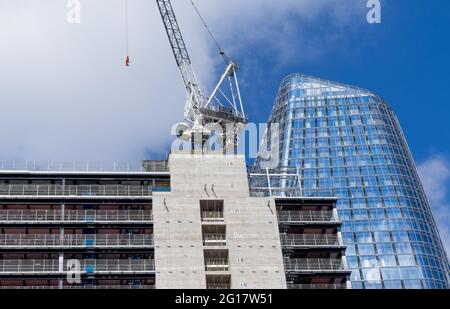 Trabajos de construcción de un bloque de oficinas de gran altura. Londres - 5th de junio de 2021