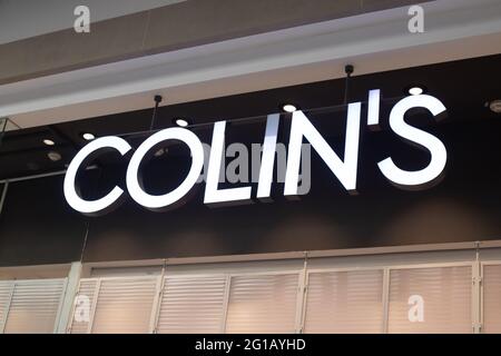 el logotipo de colin, un cartel en una tienda de ropa. Una marca de ropa  moderna para hombres y mujeres. krasnoyarsk, Rusia, 15 de mayo de 2021  Fotografía de stock - Alamy