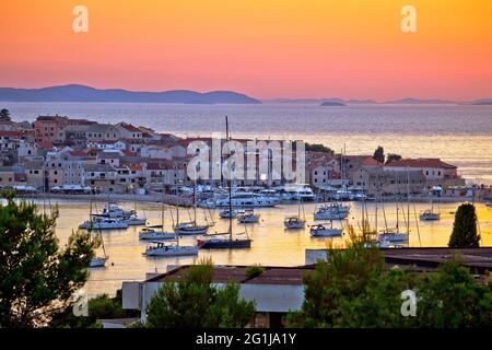 Vista al atardecer del archipiélago de Primosten y del mar Adriático azul, región de Dalmacia en Croacia Foto de stock