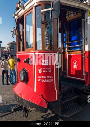 Típico tranvía histórico en la calle Istikal, el tranvía rojo sale de la plaza Taksim en el corazón de Estambul, Turquía. 06-22-2019 Foto de stock