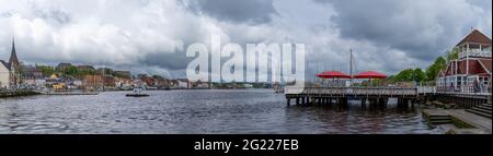 Flensburg, Alemania - 27 de mayo de 2021: Vista panorámica del puerto y la ciudad de Flensburg en el norte de Alemania Foto de stock