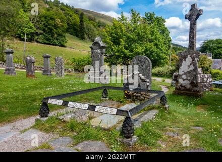 La tumba del ex proscribir y héroe popular Rob Roy MacGregor en Balquhidder, Escocia