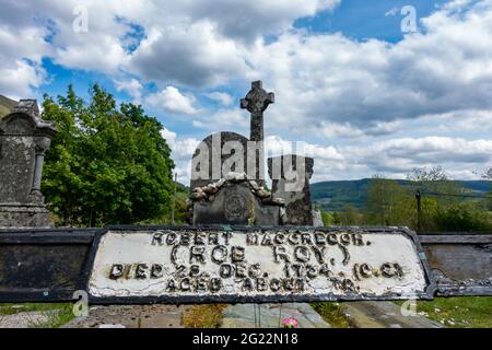La tumba del ex proscribir y héroe popular Rob Roy MacGregor en Balquhidder, Escocia