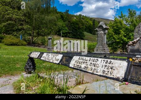 La tumba del ex proscribir y héroe popular Rob Roy MacGregor en Balquhidder, Escocia