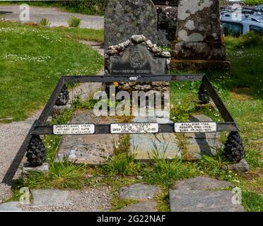 La tumba del ex proscribir y héroe popular Rob Roy MacGregor en Balquhidder, Escocia
