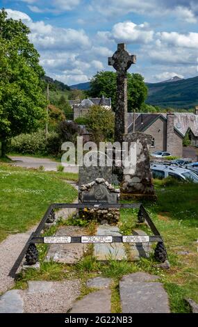 La tumba del ex proscribir y héroe popular Rob Roy MacGregor en Balquhidder, Escocia
