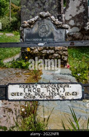 La tumba del ex proscribir y héroe popular Rob Roy MacGregor en Balquhidder, Escocia