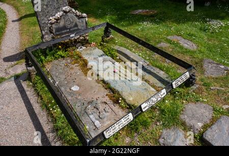 La tumba del ex proscribir y héroe popular Rob Roy MacGregor en Balquhidder, Escocia