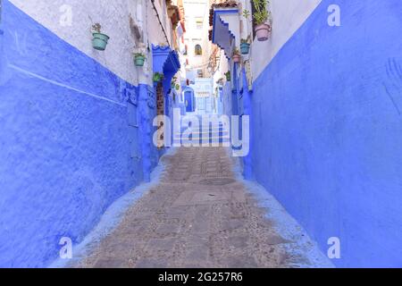 Calle vacía en Chefchaouen, Marruecos Foto de stock