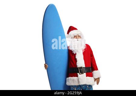 Santa luciendo traje de baño y sosteniendo una tabla de surf aislada sobre fondo blanco