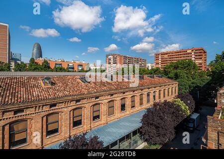 Una vista de la zona de Poblenou, antiguo barrio industrial convertido en nuevo barrio moderno en Barcelona, España Foto de stock