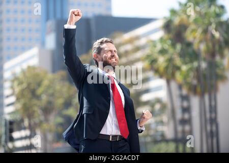 Profesión Viajero Asesino hombre feliz hombre hombre de negocios en traje y corbata roja celebrar el  éxito empresarial expresar felicidad, buen trato Fotografía de stock - Alamy