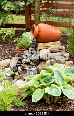 Interior al aire libre en el jardín, jarrón de cerámica Fountain Foto de stock