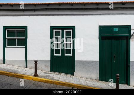 Casa colonial tradicional con ventanas guillotinas y puerta verde. Norte de la Isla El Hierro. Islas Canarias. España. Foto de stock