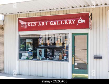 ELKIN, NC, EE.UU.-5 DE JUNIO de 2021: La Galería de Arte Elkin en Main Street. Imagen horizontal. Foto de stock