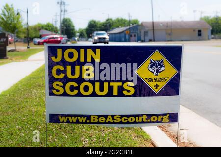 ELKIN, NC, USA-5 JUNIO 2021: Un letrero temporal, 'Únete a Cub Scouts', con logo. Imagen horizontal. Foto de stock