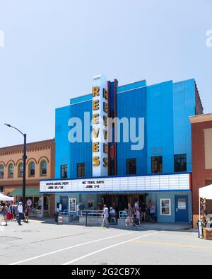 ELKIN, NC, USA-5 JUNIO 2021: The Reeves Theatre and Cafe, en el centro de Elkin, con gente en escena. Imagen vertical. Foto de stock