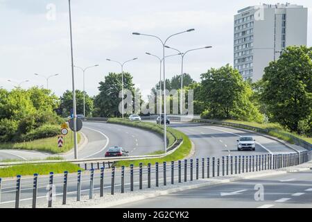 Varsovia, Polonia - 10 de junio de 2021: El tráfico circula por la autopista durante la hora punta Foto de stock