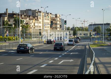 Varsovia, Polonia - 10 de junio de 2021: El tráfico circula por la autopista durante la hora punta Foto de stock