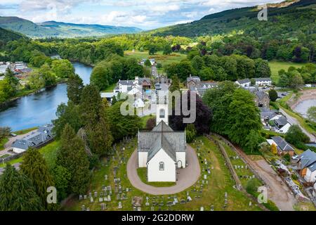 Vista aérea del pueblo de Kenmore y la iglesia de Kenmore de Escocia en el lago Tay en Perthshire, Escocia, Reino Unido Foto de stock