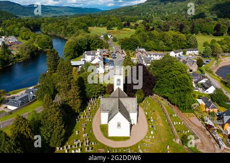Vista aérea del pueblo de Kenmore y la iglesia de Kenmore de Escocia en el lago Tay en Perthshire, Escocia, Reino Unido Foto de stock