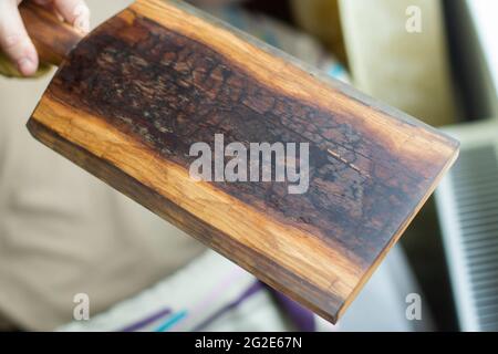 Tabla de cocina hecha de madera con resina epaxídica. Un hermoso producto  de madera para la cocina. La superficie del árbol está cubierta de resina  transparente Fotografía de stock - Alamy