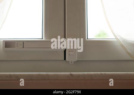 Bloqueo de la protección de las ventanas para niños. La protección de  seguridad de los cables evita que los niños abran la ventana. Prevención de  caídas de accidentes Fotografía de stock 