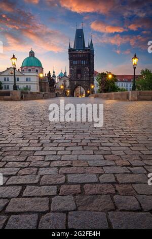 Praga, Puente de Carlos. Imagen panorámica de la ciudad del icónico Puente de Carlos con la Torre del Puente de la Ciudad Vieja en Praga, República Checa al amanecer.