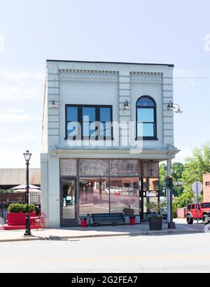 ELKIN, NC, USA-5 JUNIO 2021: Southern on Main es un restaurante especializado en recetas de comida sureña. Imagen vertical. Foto de stock