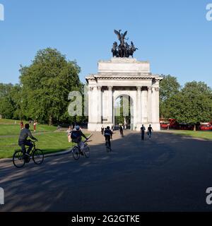 Londres, Gran Londres, Inglaterra - 27 de mayo de 2021: Ciclistas que se acercan al Arco de Wellington, también conocido como Arco de la Constitución en Hyde Park Corner