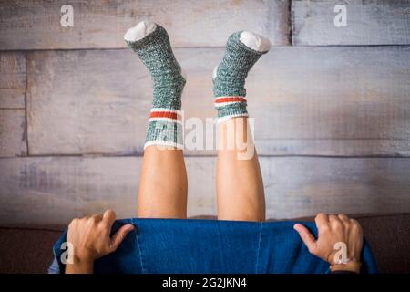 Pareja de piernas de mujer con calcetines calientes en casa posición inversa . concepto de felicidad y enfermedad de cuarentena para mujeres Fotografía de stock - Alamy