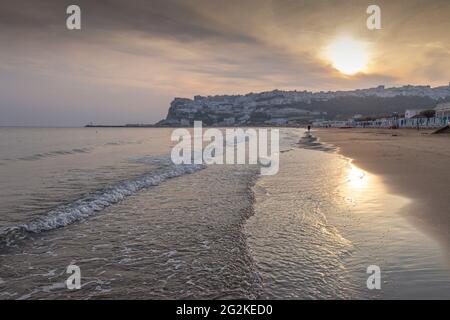 Bahía de Peschici al amanecer: Vista del casco antiguo y la playa de arena, Italia (Apulia). Foto de stock