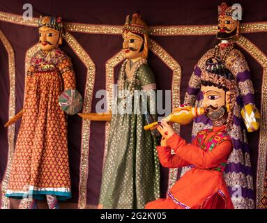 Rajasthani Katputli hecho a mano o Puppet en el Palacio de la Ciudad de Jaipur. Foto de stock