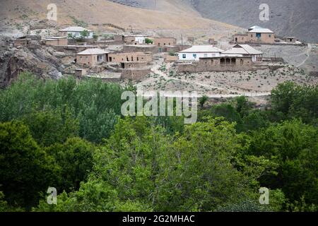 Explorar el pueblo de Sentob en las montañas Nuratau de Uzbekistán. Foto de stock
