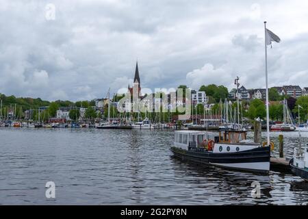 Flensburg, Alemania - 27 de mayo de 2021: Vista del puerto y la ciudad de Flensburg con un antiguo barco en primer plano Foto de stock