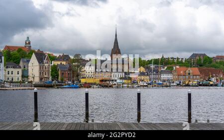 Flensburg, Alemania - 27 de mayo de 2021: Vista del puerto frente a la ciudad vieja en la ciudad de Flensburg Foto de stock